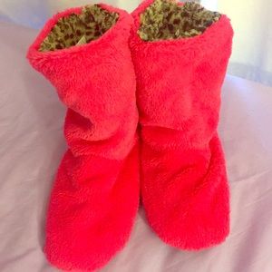 FUZZY PINK SLIPPERS. ANIMAL PRINT INSIDE.